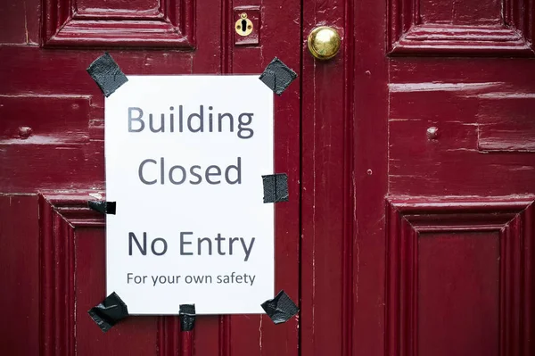 Gebouw gesloten geen ingangsbord op bouwdeur — Stockfoto