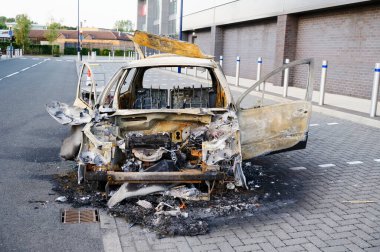 Yanmış araba seti ve neşeli sürücü tarafından terk edilmiş.