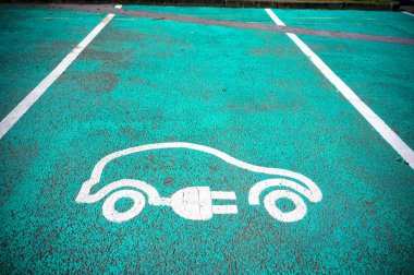 Araç veya bisiklet için asfalta elektrik yükleme noktası tabelası. Otoparkta ücretsiz.