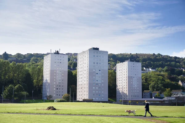 Port Glasgow, Inverclyde 'daki yoksul konutlardaki yüksek katlı konutlar