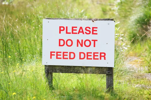 Glen Etive Scotlandで野生の鹿のサインを供給しないでください — ストック写真
