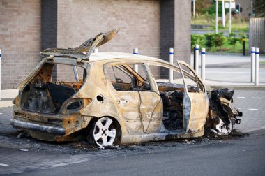 Yanmış araba seti ve neşeli sürücü tarafından terk edilmiş.