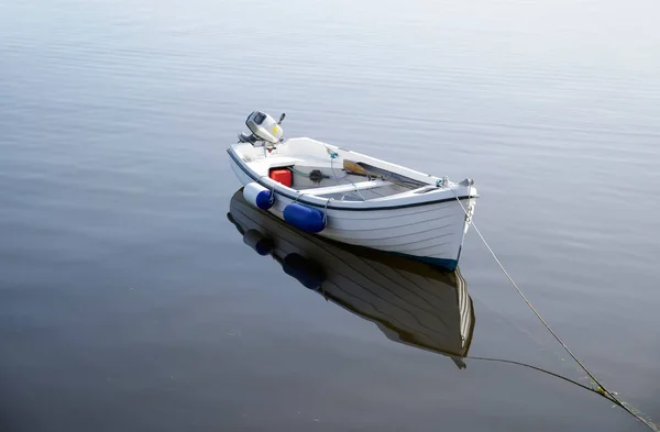 Лодка в морской воде для спокойствия спокойный мир и памятование — стоковое фото