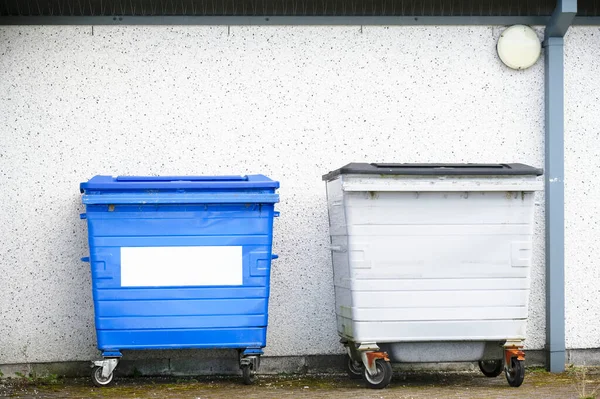 Recicle caixas de rodas azuis na fileira para coleta fora da casa — Fotografia de Stock