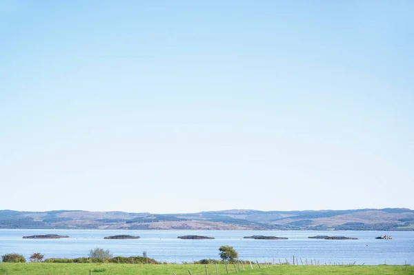 Rundnät av lax i naturmiljö Loch Awe Arygll och Bute Scotland — Stockfoto