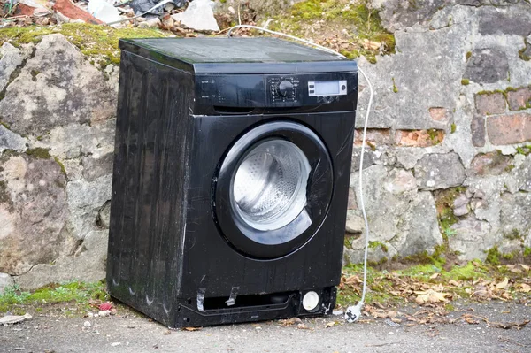 Sinek deviren çingene tarafından sokağa bırakılan çamaşır makinesi.