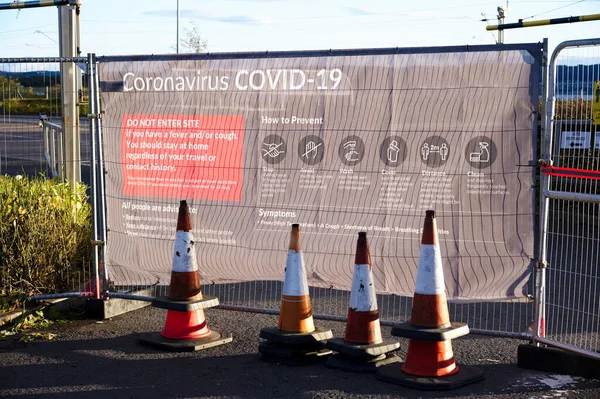 Building site open with covid-19 safety sign at entrance — Stock Photo, Image