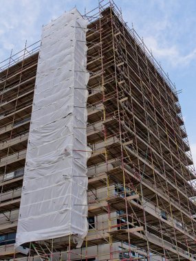 Yangına dayanıklı malzemelerle doldurulmuş yüksek katlı apartman binaları.