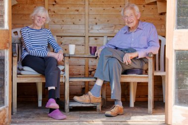 İngiltere yazında yazlıkta kıdemli yaşlı çift.