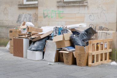 İşçiler İngiltere 'yi vurduğu için çöp ve atıklar artıyor, toplanmıyor