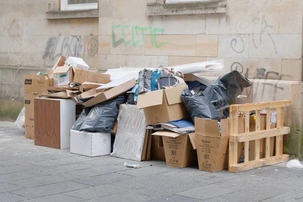İşçiler İngiltere 'yi vurduğu için çöp ve atıklar artıyor, toplanmıyor