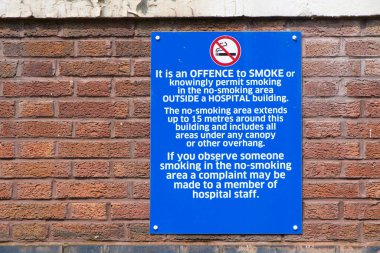 Hastane duvarında sigara içilmez tabelası var.