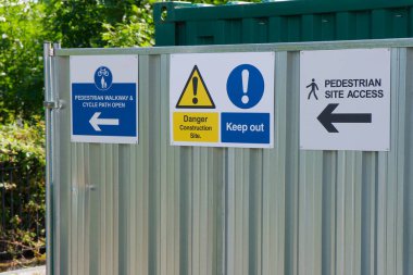 İngiltere girişinde inşaat alanı sağlık ve güvenlik tabelası