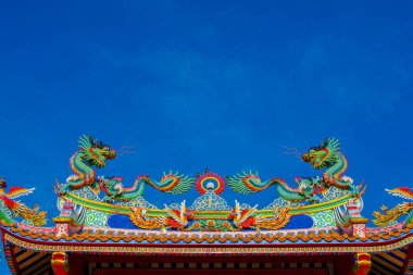 Ejderha kapısında iki ejderhanın güzel sanatı, Çin kültüründe. mavi gökyüzü arkaplanı.