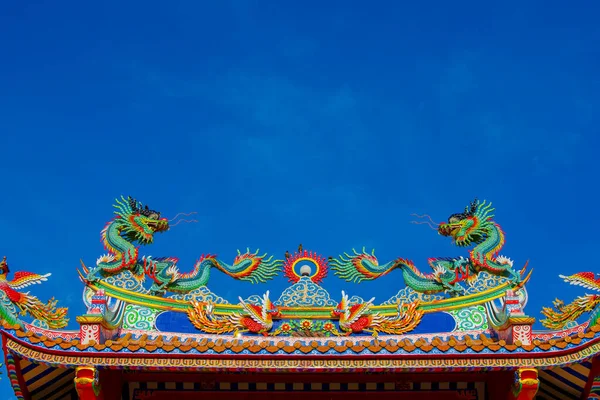 Ejderha kapısında iki ejderhanın güzel sanatı, Çin kültüründe. mavi gökyüzü arkaplanı.