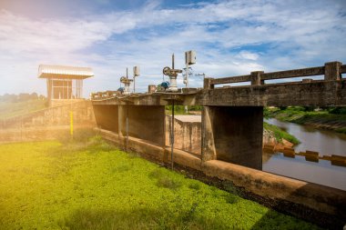 Bann chan Barajı 'nın yüzeyinde yeşil bitkiler, Udon thani Bölgesi, Tayland - 1 Eylül 2020 - Tayland' ın pirinç tarlalarında küçük su barajı Bulutlu bir günde biraz yağmurla