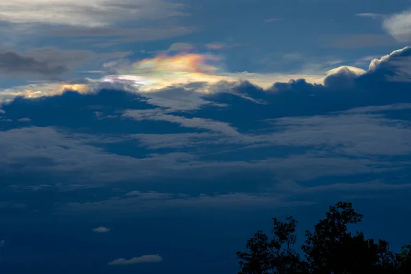 美丽的升空 彩虹般的云彩 美丽的天空 多彩的云彩 白垩纪的云彩 白垩纪的比略 白垩纪 前景树木轮廓02 — 图库照片