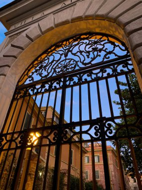 Roma, İtalya 'da alacakaranlıkta güzel eski taş ve İtalyan Roma villasının demirden kapıları.