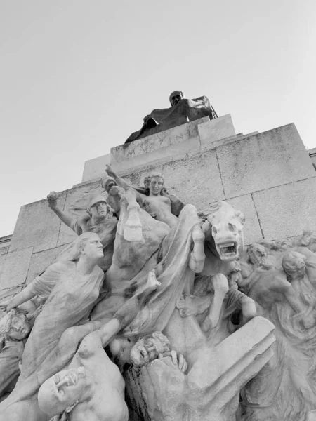 意大利罗马Ugo Malfa广场朱塞佩 马齐尼纪念碑的黑白低角景观 — 图库照片