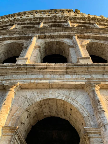 Vista Baixo Ângulo Arcos Colunas Exterior Coliseu Roma Itália — Fotografia de Stock