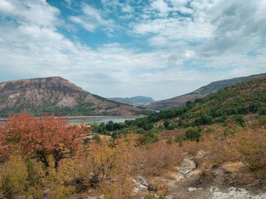 Bulgaristan 'ın Rodop Dağları' ndan nefes kesici manzaralı sonbahar manzarası