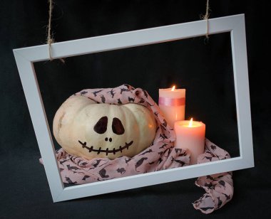 Beyaz çerçeveli komik Cadılar Bayramı balkabağı kompozisyonu