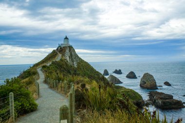 Nugget Point 'teki deniz feneri. Catlins bölgesinde, Otago bölgesinde, Güney Adası, Yeni Zelanda.