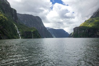 Güney Adası, Yeni Zelanda 'daki Milford Sound Fiordland Ulusal Parkı' nda yaz mevsimi