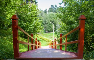 Kırmızı ahşap merdiven. Yukarıdan görüntüle.