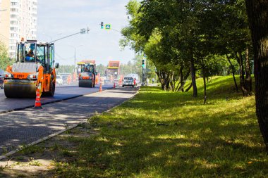 Yol silindiri yeni yoldaki asfaltı düzleştirir