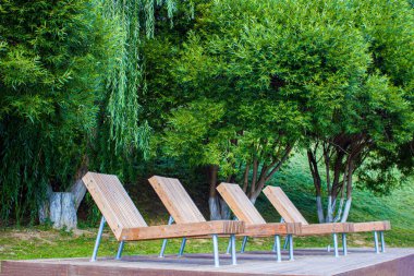 Boş, güzel, ahşap plaj odaları.