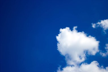 Bulutlu mavi gökyüzü