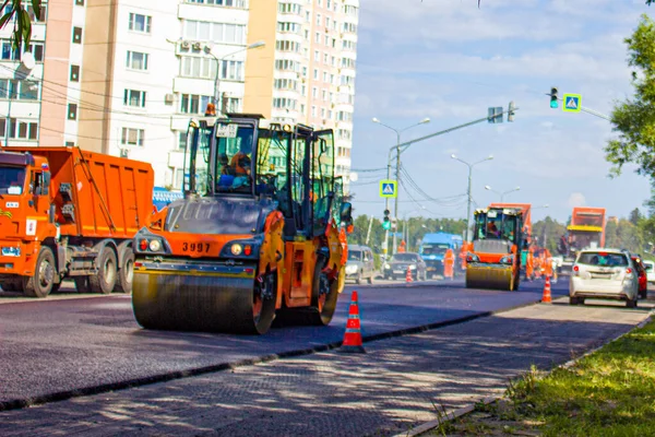 Дорожный Каток Выравнивает Асфальт Новой Дороге — стоковое фото