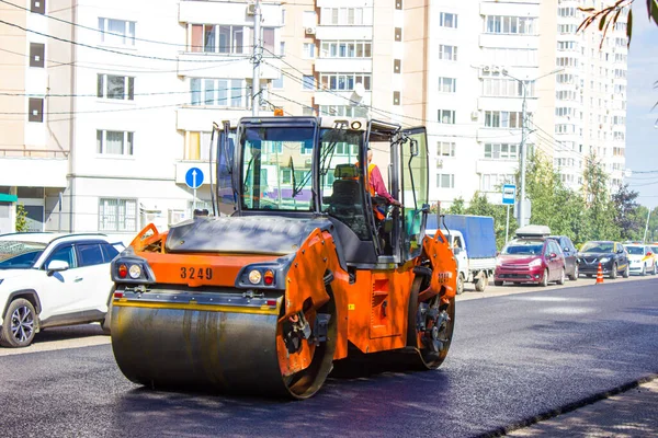 Yol silindiri yeni yoldaki asfaltı düzleştirir