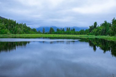 Fiordland Ulusal Parkı 'nda mavi göl