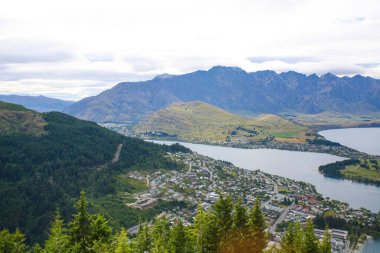 Queenstown, Yeni Zelanda 'nın güneybatısında, Otago' da bir tatil köyüdür. Kasaba Wakatipu Gölü 'nde Queenstown Körfezi adında uzun, ince, Z şeklinde bir göl etrafında inşa edilmiştir.