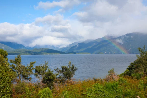 ニュージーランド中部オタゴの虹と山のあるWanaka湖の前 — ストック写真