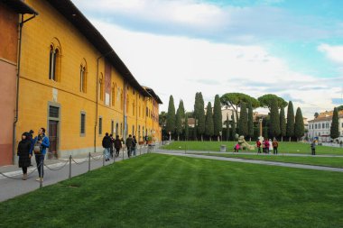 Pisa Kulesi 'nin yakınındaki yeşil temizleme ve hediyelik eşya dükkanları..