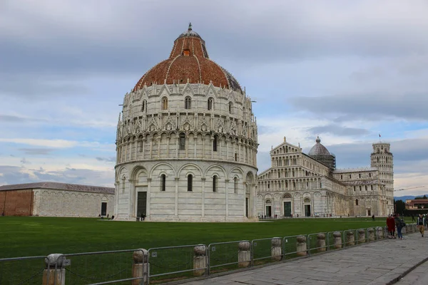 Piazza dei Miracoli 'de. Pisa..