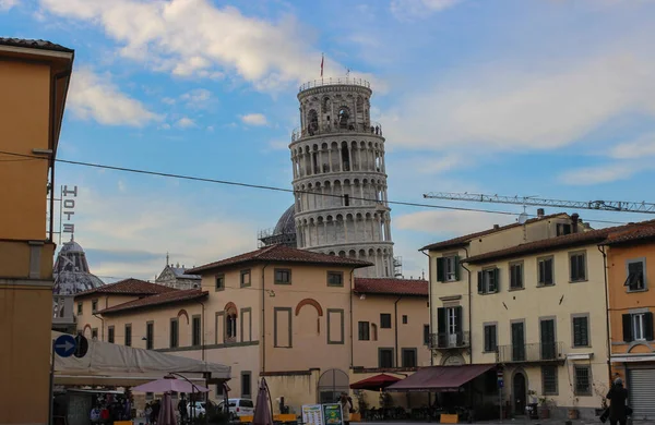 Pisa Kulesi farklı bir açıdan eğiliyor.