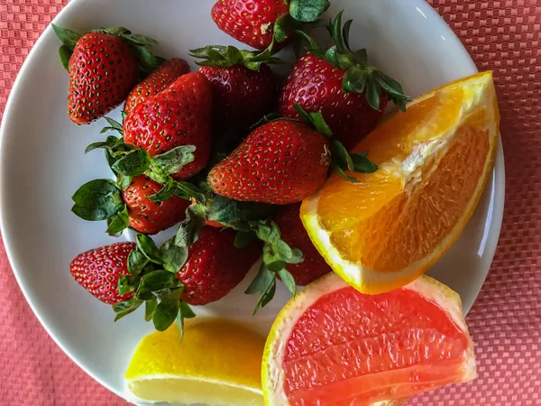 İştah açıcı taze meyve tabağı