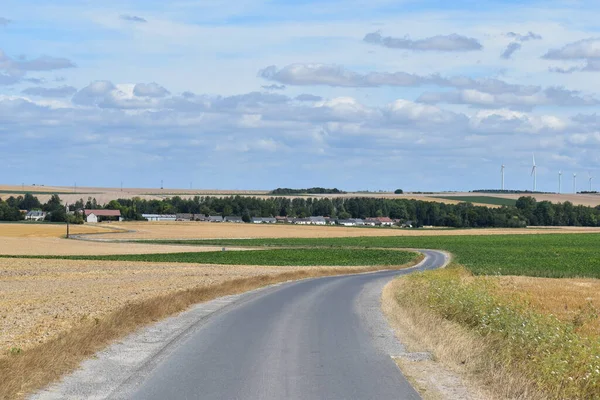 Fransız kırsalındaki tarladan geçen yol.