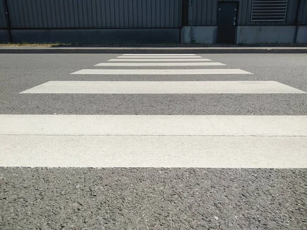 Yaya geçidinde aşağıdaki insanlar olmadan