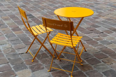 Cafe sandalyeleri dışarıda, caddede.