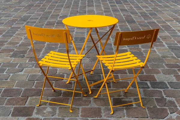 Cafe sandalyeleri dışarıda, caddede.