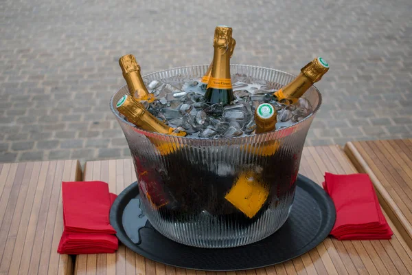 Buzlu cam bir kasede şampanya.