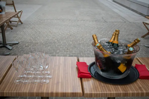 Buzlu cam bir kasede şampanya.