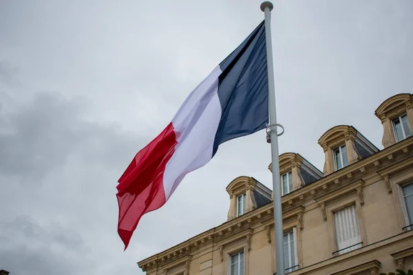 Fransız bayrağıyla bayrak direği