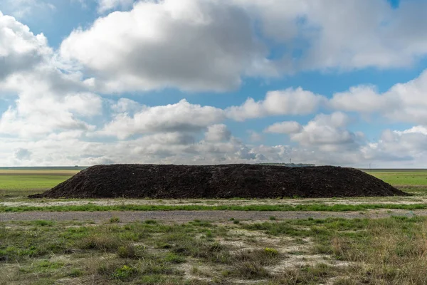 Tarlada bir yığın gübre.