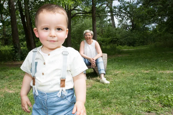 Feliz Sonrisa Niño Campo Madre Niñera Espalda — Foto de Stock